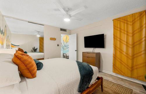 Fun cozy beach retreat! Steps to beach, heated pool & pickleball - Foto 3