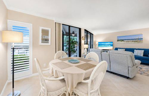 Waterfront Island Oasis! Heated Pool with Stunning View & 2 Full Bath - Foto 21