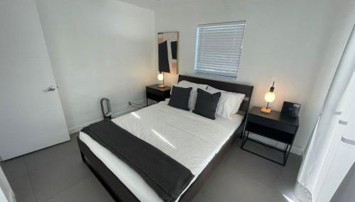 Stylish Pool Home - Photo 4