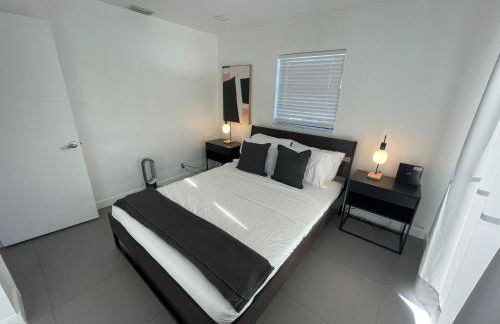 Stylish Pool Home - Photo 4