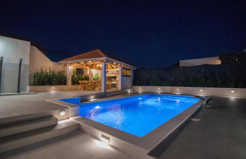 Villa Milena with heated pool and jacuzzi - Photo 1