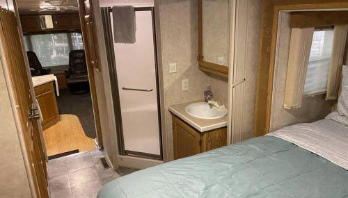 Betsie -35Ft RV Camper in Woods -Firepit & Hot Tub - Foto 5