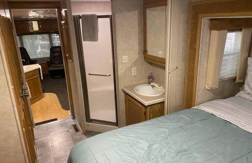 Betsie -35Ft RV Camper in Woods -Firepit & Hot Tub - Foto 5