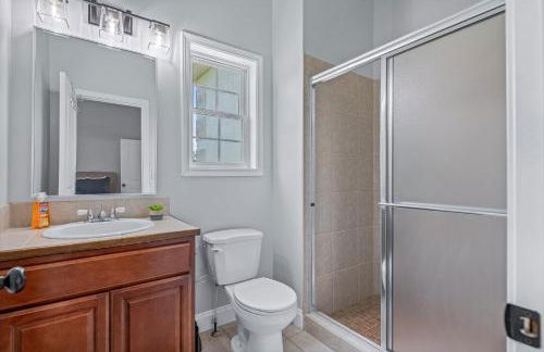 Stunning Modern Retreat! Year-Round Swim Spa | Hot Tub | Movie Room | Firepit - Foto 22