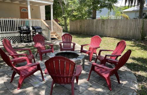 Spacious renovated 4br downtown home w firepit sleeps 8+ - Photo 4