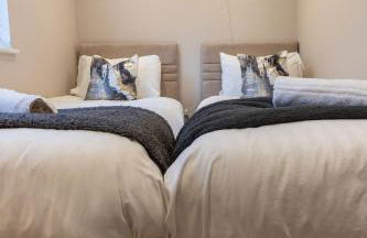 The Slipway Cabins with Hottub - Foto 24