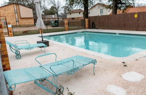 Rest Easy Retreat - 2BR Near SHSU - Pool - WiFi - Free Parking - Foto 17