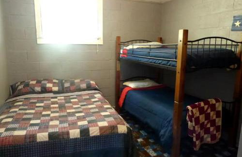 American-Themed Vacation Cabin with a Spacious Deck in Poudre Canyon near Fort Collins, Colorado - Foto 6