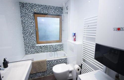 ALFA Apartment Stuttgart Mitte 2 Zimmer City-Lage Berliner Platz Balkon Netflix Küche WM l 2BR 5 Beds 6 People l Fully equipped Kitchen & Bathroom - Foto 26