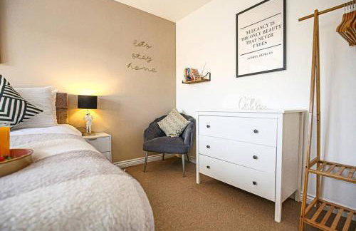 Luxury 5 Bedroom 3 Bathroom House - Smart TVs with Sky and Netflix, Super Fast WiFi, Free Parking by Yoko Property - Foto 33