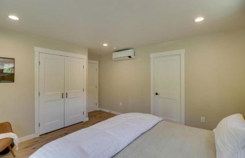 Lakeside Cabin Retreat with Private Hot Tub! - Foto 17