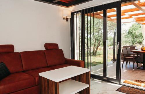 Capesanta atraktivna kamena kučica - Foto 15