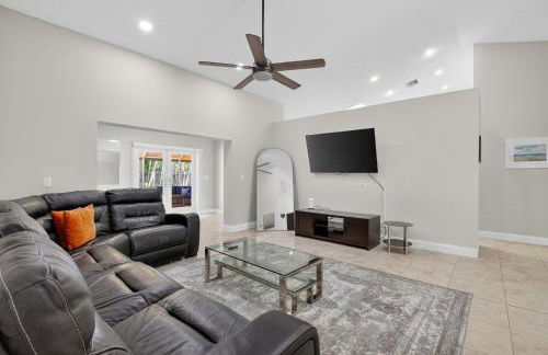 Family-Friendly Boca Gem! 4BR 3BA with Pool & Sauna - Foto 37