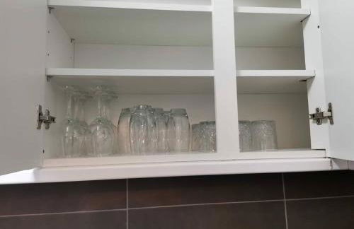 Newly Renovated Cosy 1 bed flat, 4 minutes walk to Town Centre, 3 minutes walk to the train station, Free parking, Modern, fresh and spacious living room, Netflix ready smart TV, Wifi - Photo 7