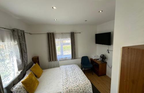 1st Studio Flat With full Private Toilet And Shower With its Own Kitchenette in Keedonwood Road Bromley A Fully Equipped Independent Studio Flat - Photo 9