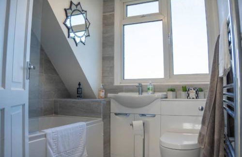 3 Bedroom home in Milton Keynes with Free Parking, WiFi and SKY TV - Foto 12