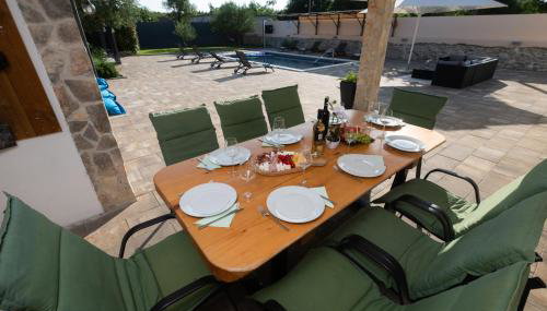 Villa Pietra- Modern rustic poolside oasis - Foto 4