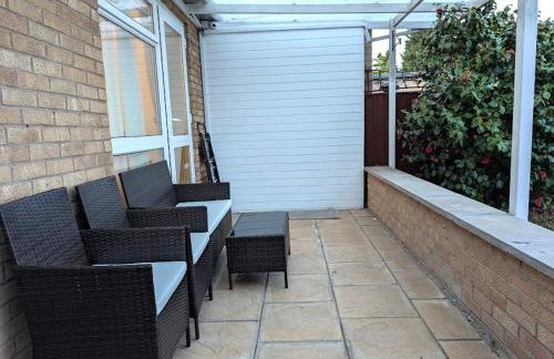 A cosy & stylish two-bed bungalow with garden & parking, close to a shopping centre, motorways and bus stops - Foto 21