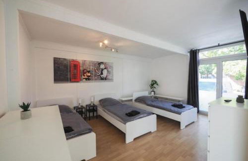 Monteurwohnung-mit-Terrasse-fuer-7-Personen-WLAN-TV-Kueche-Ahrensburg-Naehe-Hamburg-AGRP1204 - Foto 4