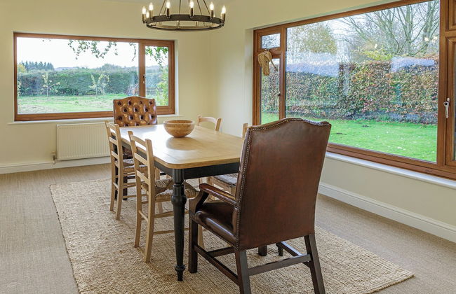 Charming 3BD Cotswolds Family Retreat - Photo 23