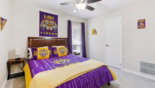 LSU Slammer Arcade 4 5 mile to LSU Private Yard - Foto 3