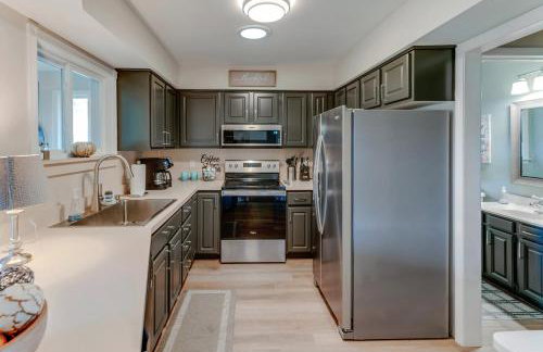 Lakefront Retreat with Views and Decks and Fire Pit - Foto 11