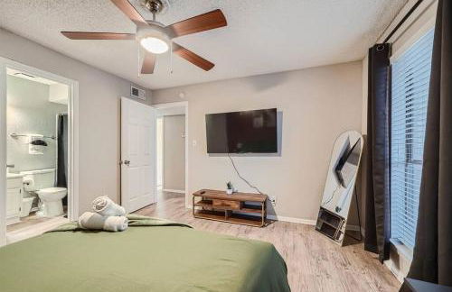 Chic 2B Getaway - 10min to DTWN - W/D, Pool, Prkg - Foto 33