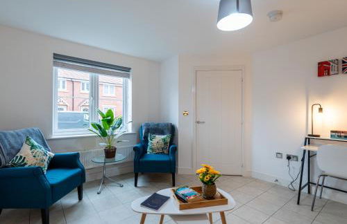 Stylish Innsworth home with garden & parking - Photo 29