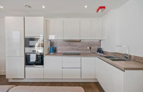 Riverside 1BR with Easy Transport 20min to City Centre - Photo 14