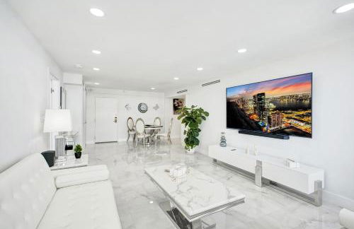 Oceanfront Escape with Resort Amenities Gym Pools and Sauna 1408 - Foto 1