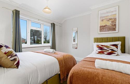 NEW 4 Beds Huge Driveway for LWBs Group Base Willenhall Bilston Junction 10 M6 A454 Keyway Junction A463- Wolverhampton Walsall--Bloxwich - I54 Business Park-Molineux Stadium - BY Samina - ARZ Stays - Regular Work & Long Stays Available - Foto 7