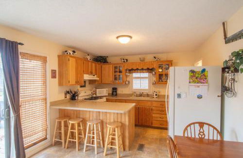 Charming Riverfront Cabin - Hot Tub Overlooking New River, Gas Fireplace - Foto 2