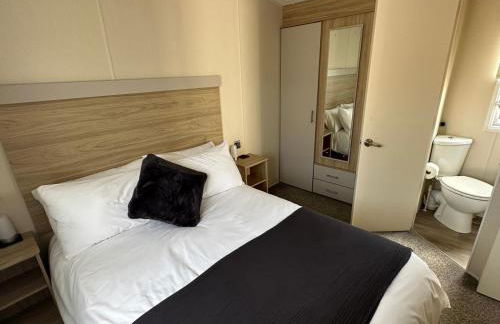 Your Seaside Escape at St Osyth Modern caravan with decking and wifi and parking Nr to Clacton on Sea - Foto 10