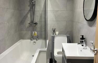 3BD Modern Home with Free Private Parking - Foto 8