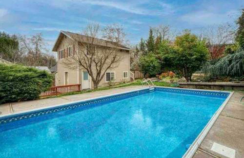 Medford Home And 2 Condos With Pool - Photo 25