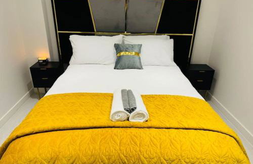 Perfect 1 Bed Apartment Sleeps 5 1 Kingsize bed 1 double Sofabed & Foldable Single bed Free Parking Wifi good transport network shopping Holiday Makers Families Contractors in North London - Photo 40