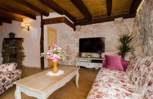 Breathtaking Scenic Villa with Pool - Photo 5