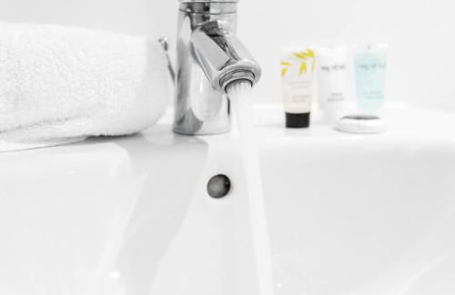 Three Bed House - Parking - Garden - Fast Wi-Fi 19LL - Foto 66