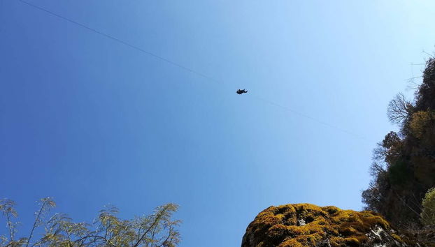 A tutta velocità lungo la zip line