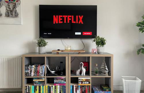 Spacious two bedroom flat, entire property - Photo 16