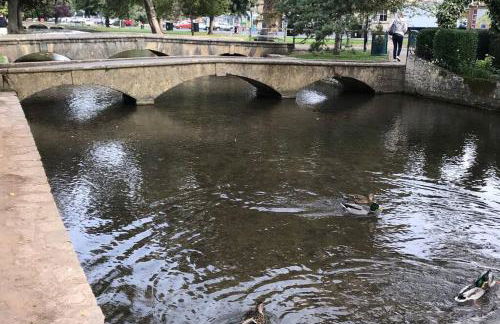 Historic Cotswold Chic Style for UK staycation - Photo 6