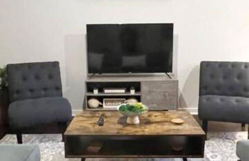 Studio Townhouse in Uptown King Bed-Wi-Fi-Full Kitchen- Washer & Dryer - Foto 13