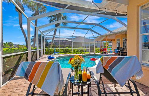 Spacious Canal-View Home with Pool and Game Room - Foto 9