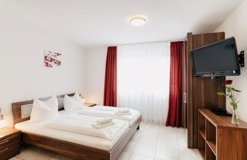 7SCHWABEN - 7 vollausgestattete Wohnungen unter einem Dach mitten in Bad Urach - Küche - Bad - WLAN - Waschmaschine - kostenloses Parken - E-Bike-Garage mit Ladestation - Altstadt, Bus, Bahn, E-Ladestation unter 5 Min - barrierefrei - rollstuhlgerecht - Foto 17