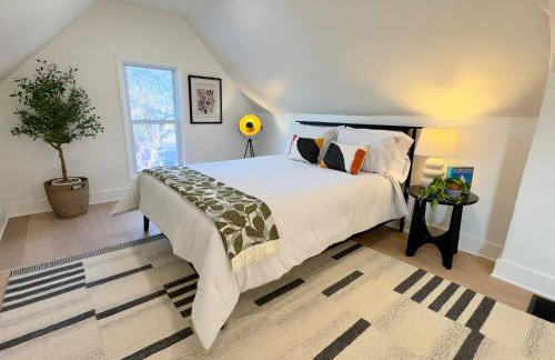 Artsy 4 Bedroom Home, Steps from Dining & Shops - Foto 18