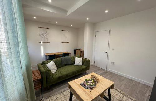 Lovely 1-bedroom flat with Patio - Foto 1