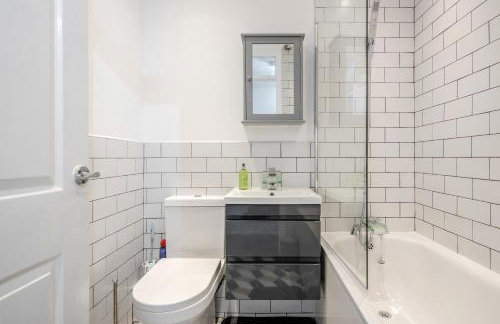 Lovely House in Dagenham / Barking with free parking, WiFi & Garden - Foto 3