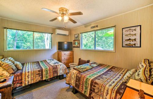 Cozy Waterfront Cottage with Deck on White River! - Foto 13