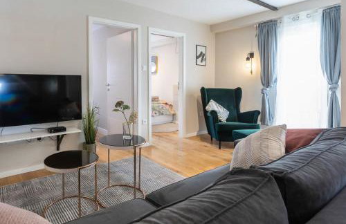 Stylish Urban Oasis - Design 2BR Apartment with Parking - Photo 3