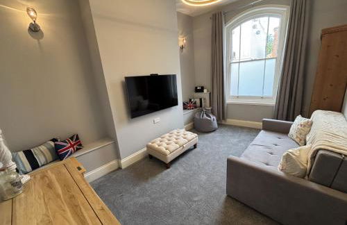 Sleeps 7 Beaches, restaurants, buses, nearby! - Photo 2